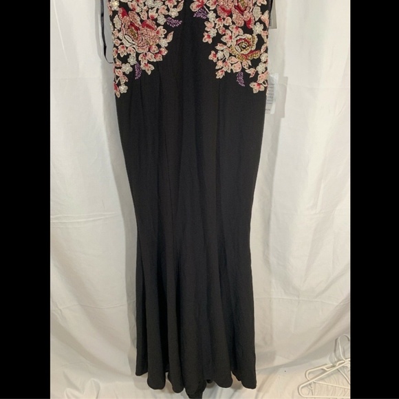 XSCAPE Embellished Embroidery V-Neck Mermaid Gown in Black [SZ‎ 4 ] - Picture 6 of 8